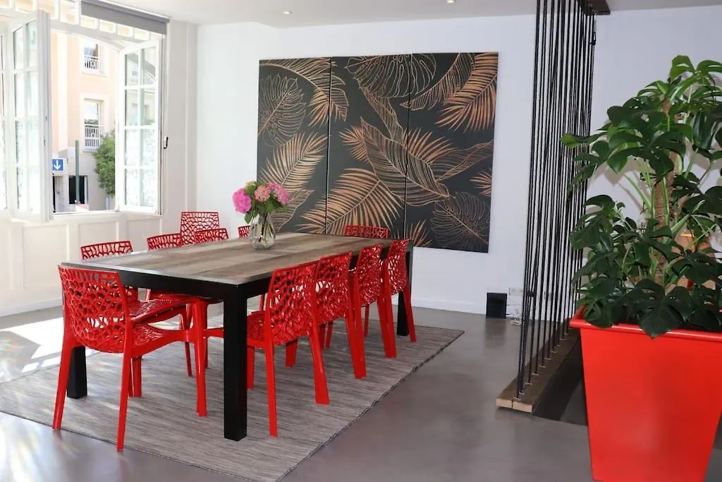 Dinard : Loft De 175 M² - A 150 M De La Plage 0*,  Francia